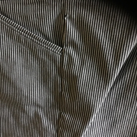 Liz Claiborne Classic Grey Striped Bermuda Shorts - Size M - NWOT - Picture 4 of 5